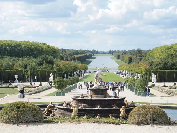 Schlosspark Versailles mit Brunnen & Touristen — Stockfoto