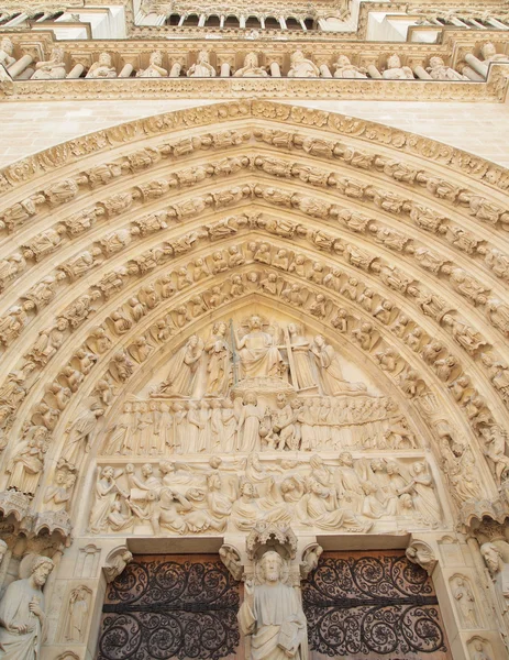 A fachada de Notre Dame em Paris — Fotografia de Stock