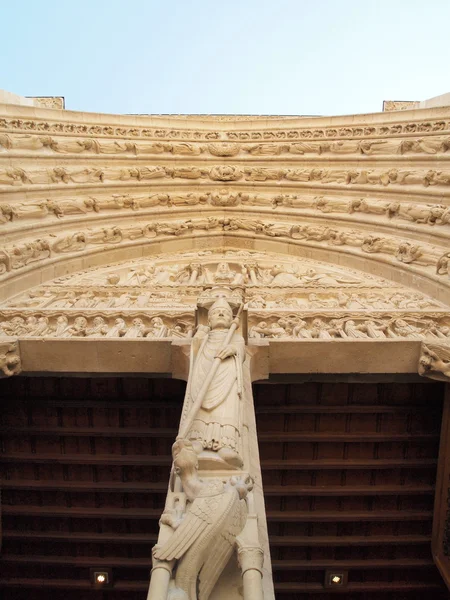 Na widok fasady katedry notre dame w Paryżu — Zdjęcie stockowe