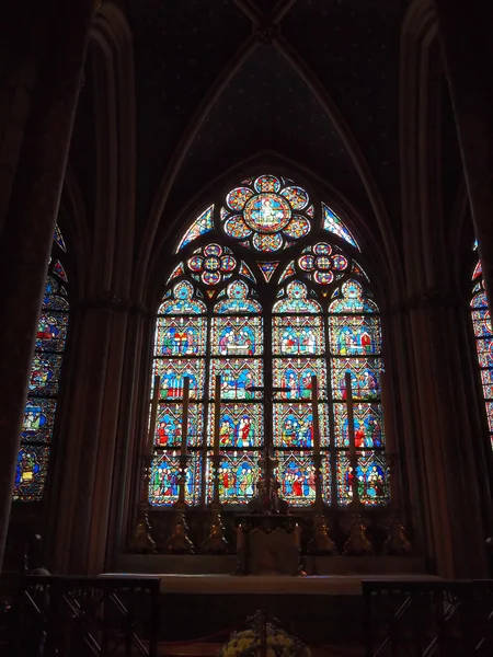 Σταυρό και λεκιασμένο παράθυρο — Φωτογραφία Αρχείου