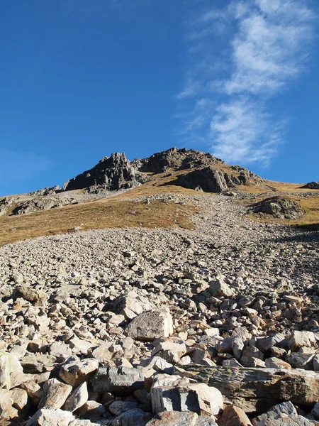 Montañas rocosas con cielo azul — Foto de Stock