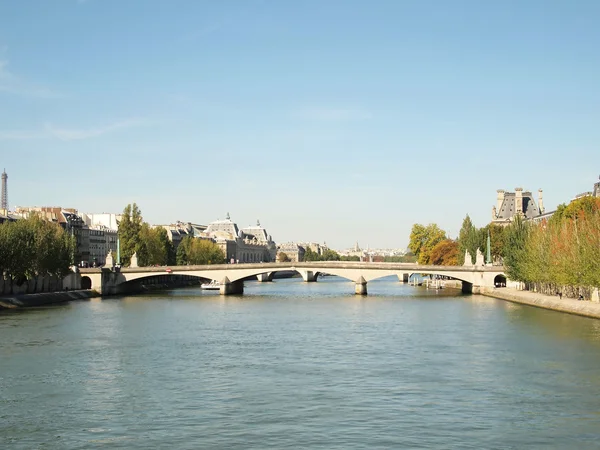 Louvre Museum and the Seine River — Stock Photo, Image