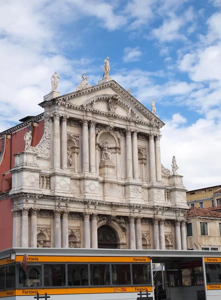 Bağlantı noktası ferrovia ve kilise Venedik İtalya — Stok fotoğraf