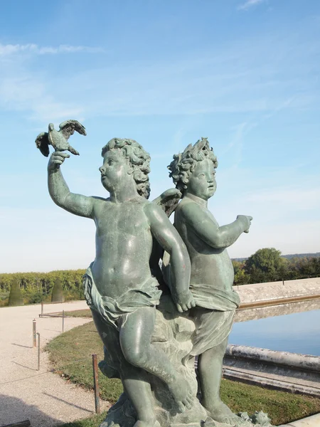 Statue de bébé et de pigeon — Photo