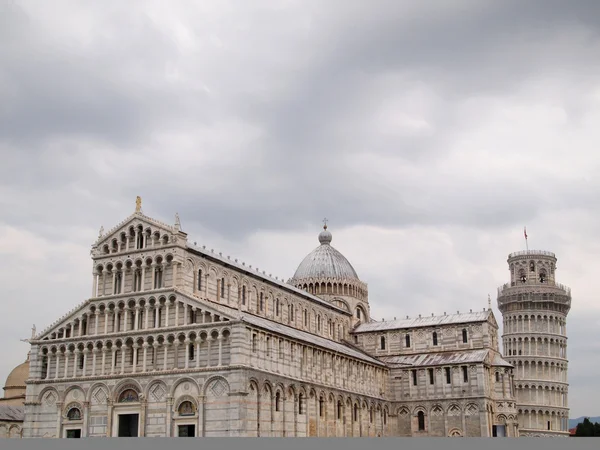 La torre inclinada de Pisa con nube — Foto de Stock