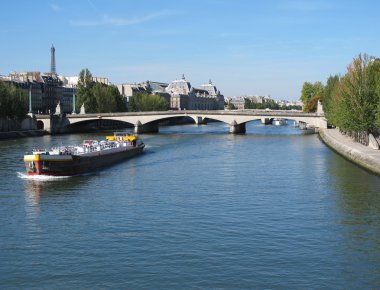 seine Nehri louvre Müzesi ve Eyfel Kulesi'ne bakış