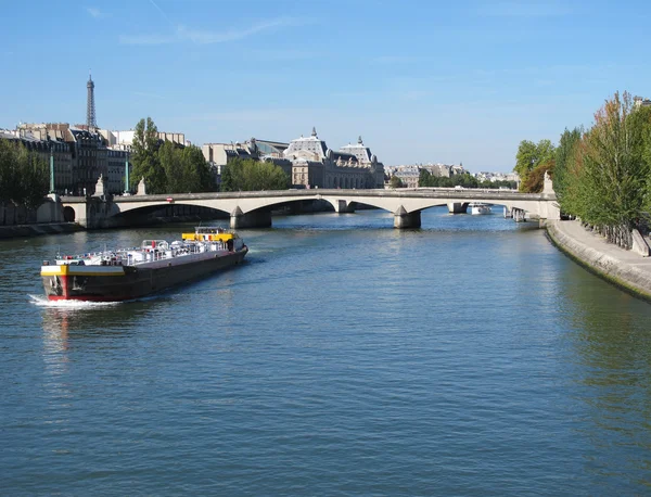 Vue du musée du Louvre et de la tour Eiffel sur la Seine — Photo
