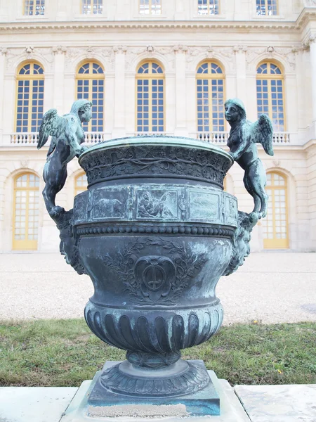 Vaso de aperto de anjo de bronze em Versaille — Fotografia de Stock