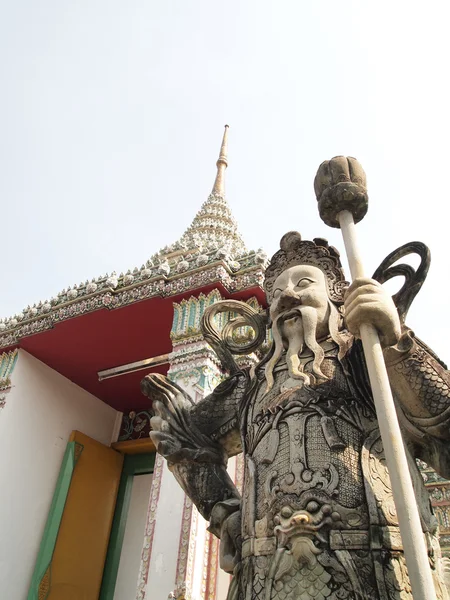 A guarda gigante de pedra em Wat Pho — Fotografia de Stock