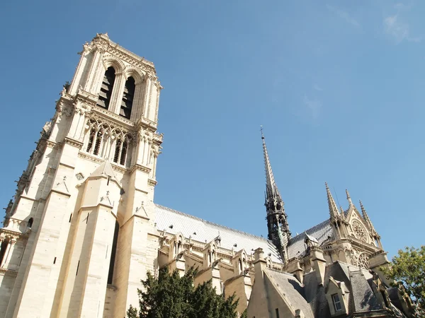 Notre Dame s modrou oblohou v Paříži (horizontální) — Stock fotografie