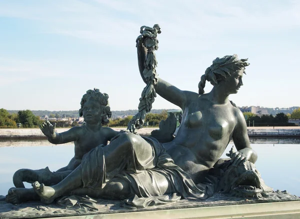 美丽的妇女和婴儿雕像与在凡尔赛城堡在法国 欧洲的蓝色天空 — 图库照片