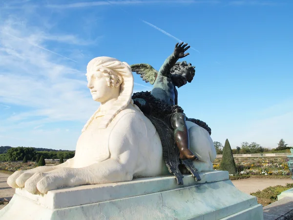 丘比特骑在法国凡尔赛城堡在狮身人面像 — 图库照片