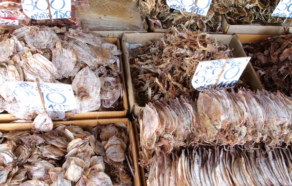 在泰国曼谷的新鲜市场鱿鱼干的价格 — 图库照片