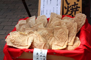 Taiyaki is a Japanese fish-shaped cake. The most common filling is red bean paste that is made from sweetened azuki beans. clipart