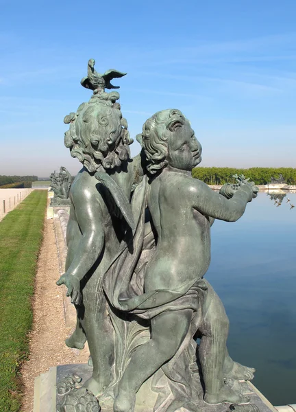 ブロンズ像の 2 つの男の子とピジョン — ストック写真