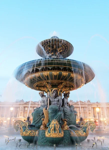 协和广场在晚上巴黎的喷泉 — 图库照片