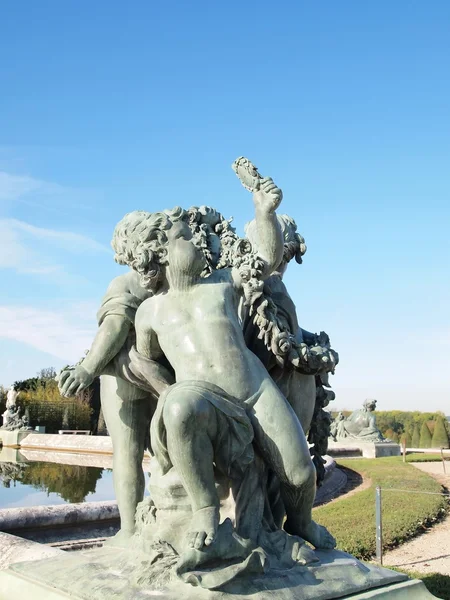 在凡尔赛宫、 法国男孩 & 鸽雕像 — 图库照片