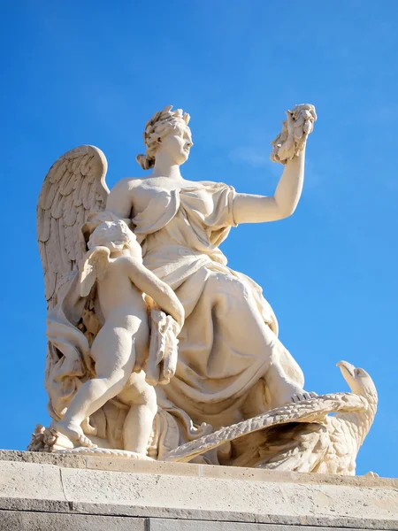 Statue at facade of Versailles Chateau entrance — Stock Photo, Image