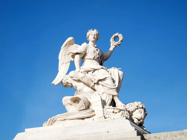 Statue à la façade de l'entrée du château de Versailles — Photo