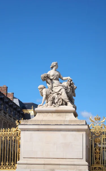 Fransa'daki versailles chateau girişinde heykeli — Stok fotoğraf