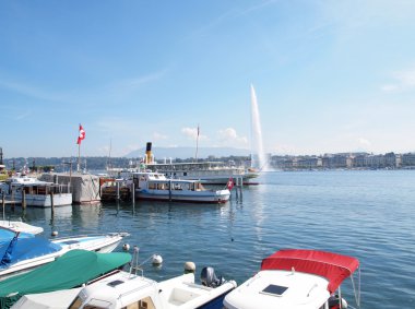 Jet d'eau İsviçre Cenevre Gölü üzerinde limanda