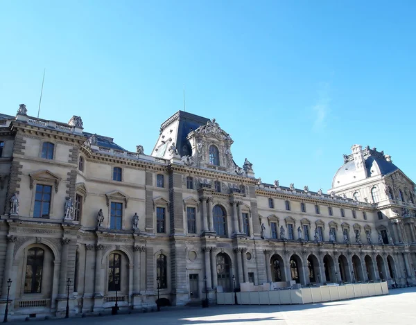 Le musée du Louvre est une célèbre galerie d'art à Paris — Photo