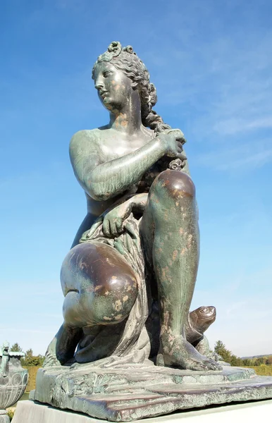 Piękny pomnik w Pałacu Wersalskiego, Francja — Zdjęcie stockowe