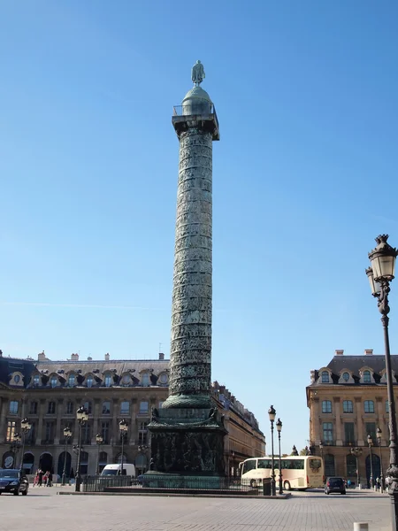 Staty av napoleon på en lång utsmyckade pelare i placera vendome — Stockfoto
