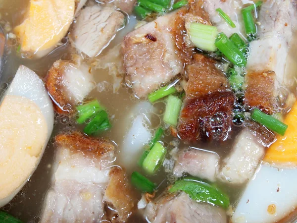 米粉・揚げ豚肉パチパチ ・卵のタイ料理のペースト — ストック写真