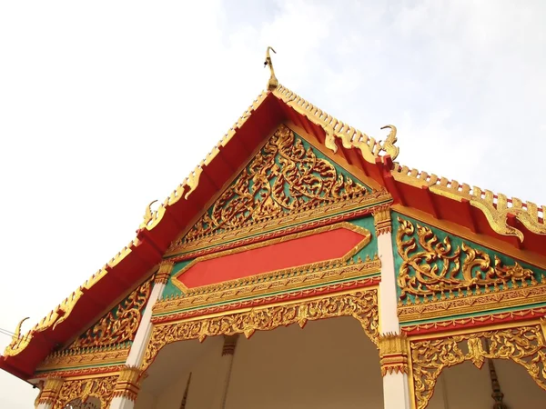 El templo de tejado a dos aguas para budistas en Tailandia —  Fotos de Stock