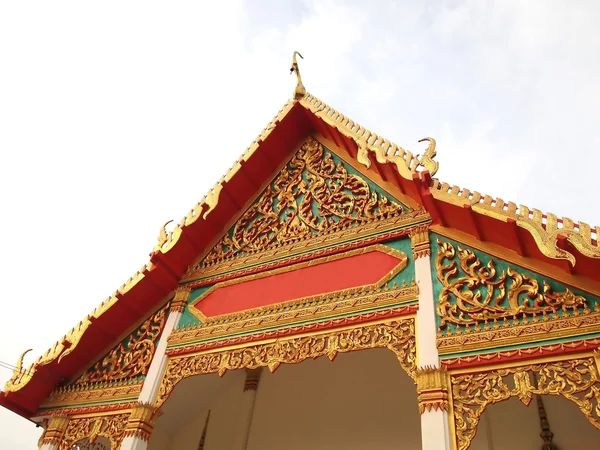 Het dak gable tempel voor boeddhistische in thailand — Stockfoto