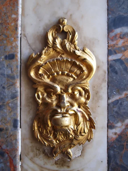 Złoty posąg w Pałacu Wersalskiego, Francja — Zdjęcie stockowe