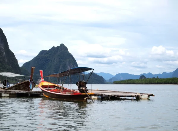 Длинные лодки на острове Ко Панг в Таиланде — стоковое фото