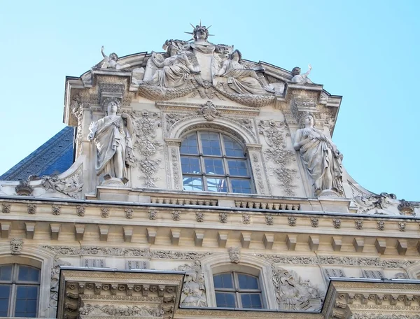 Статуя на крыше музея Лувра — стоковое фото