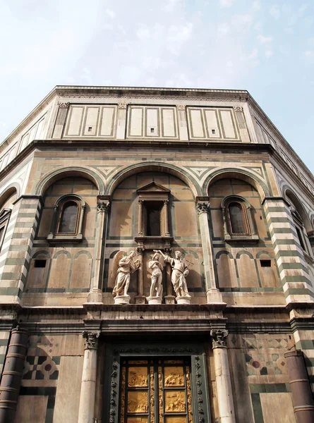 Building at The Facade of Cathedral Santa Maria del Fiore — Stock Photo, Image