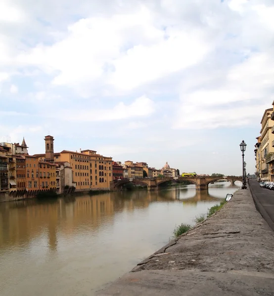 Río Arno y Ponte alle Grazie Bridge Firenze, Italia — Foto de Stock