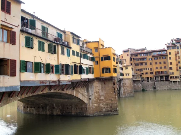 Most Ponte vecchio přes řeku arno ve Florencii, Itálie — Stock fotografie