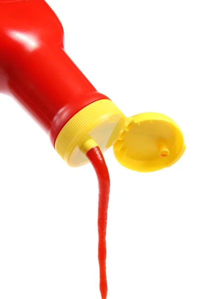Виливаємо кетчуп з пляшки — стокове фото
