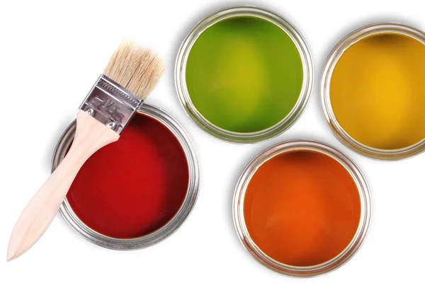Barevné kbelíky na barvy se štětcem — Stock fotografie