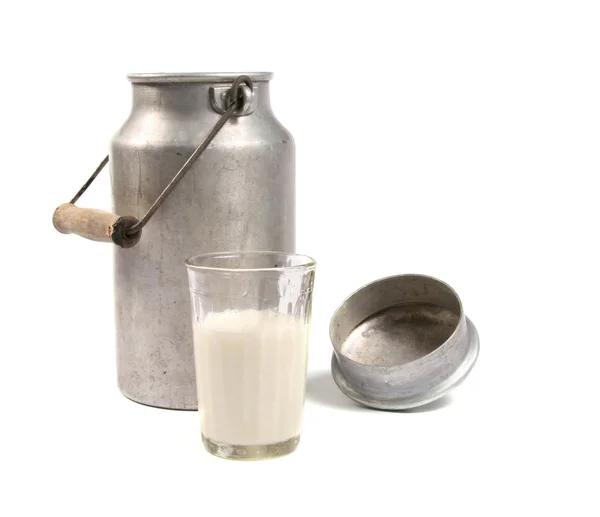 Алюминиевая банка и стакан молока — стоковое фото