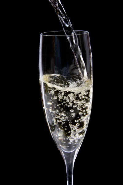 Wordt gegoten in een glas Champagne — Stockfoto
