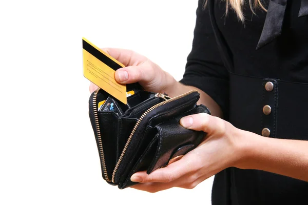 Frau zieht Kreditkarte aus Geldbörse — Stockfoto