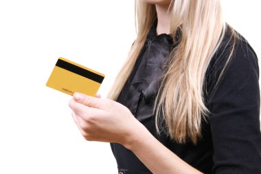 Kredi kartı tutan kadın.