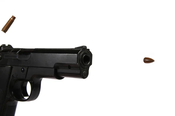 Pistole schießt die Kugel ab — Stockfoto