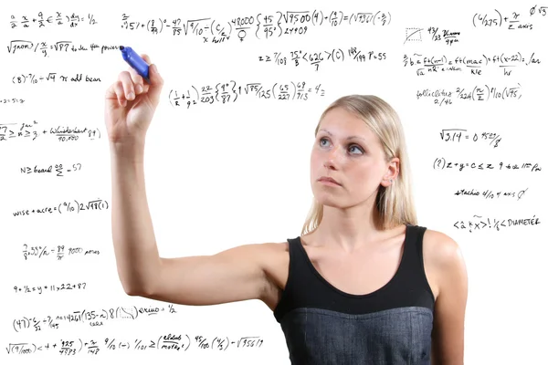 Femme écrit des équations mathématiques — Photo