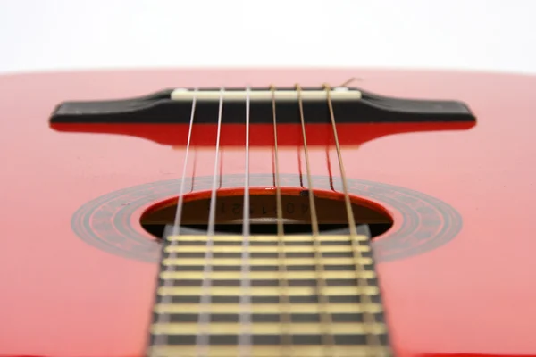 Červené akustickou kytaru — Stock fotografie