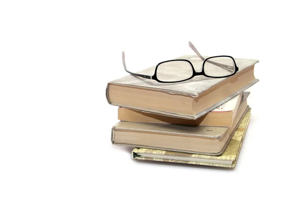 Bücher stapeln sich mit Brillen — Stockfoto