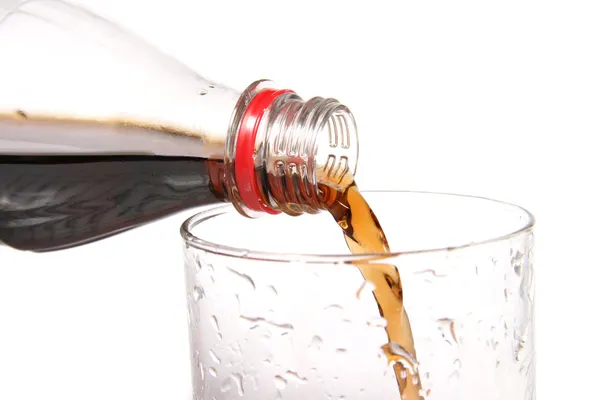 Getränk in ein Glas gießen — Stockfoto