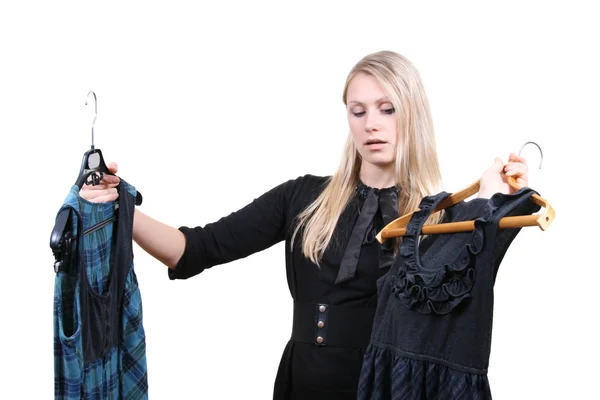 Kobieta wybierając ubrania — Zdjęcie stockowe