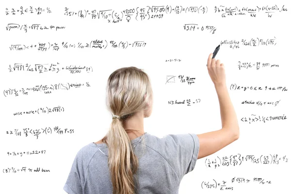 Kvinna skriva matematiska ekvationer — Stockfoto